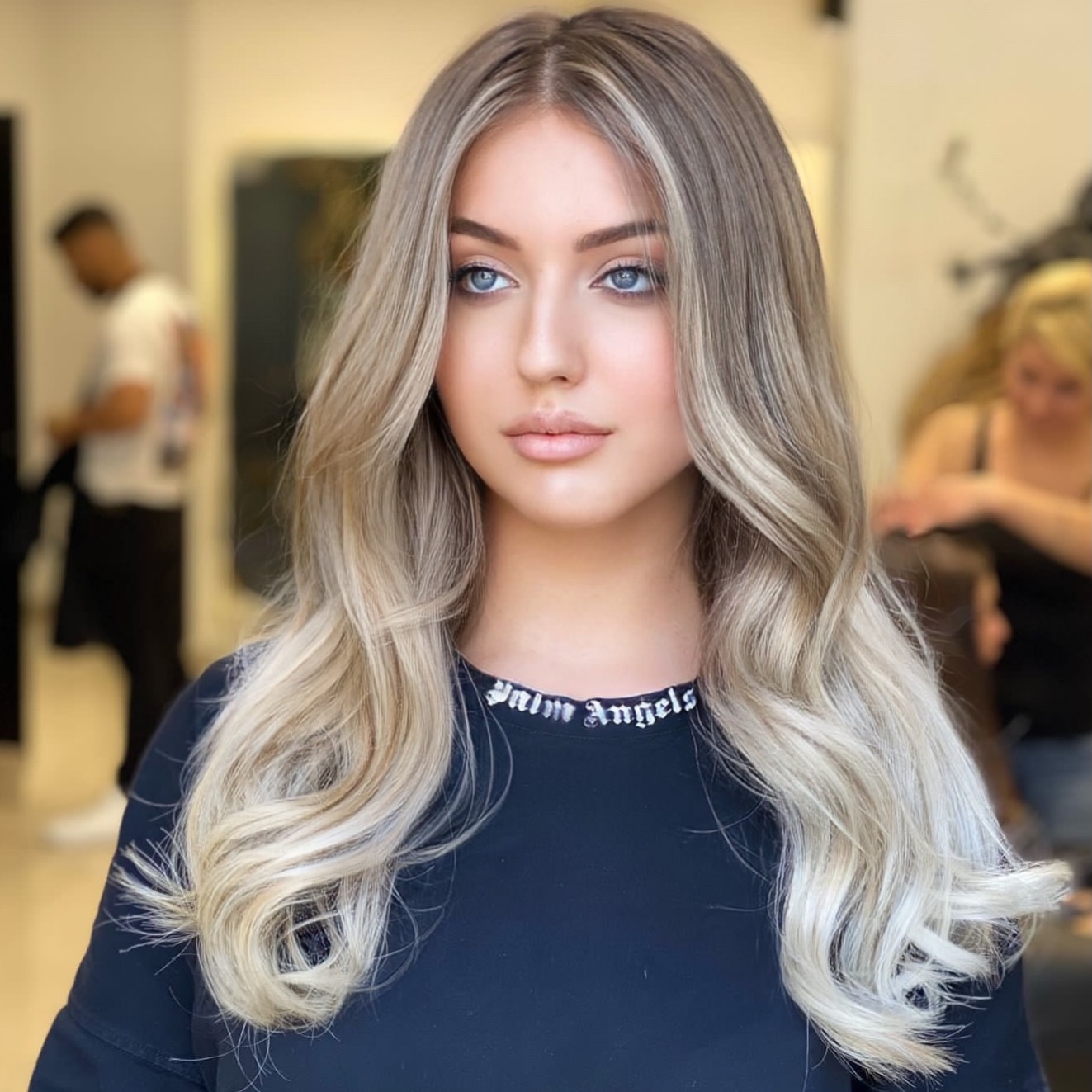 Blonde Balayage mit weichen Übergängen, gestylt bei VENUS88 in Wien