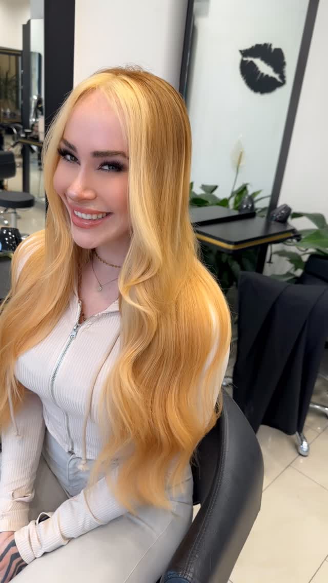Goldblonder Look mit langer Haarverlängerung