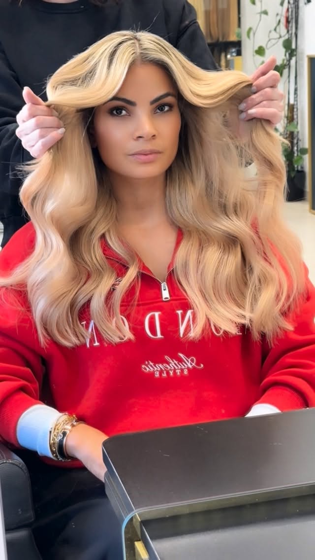 Soft Beige Blonde Balayage mit Haarverlängerung
