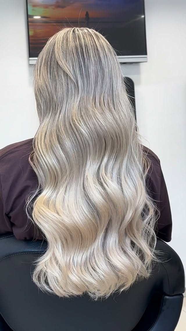 Elegantes Aschblond-Balayage in der Rückansicht