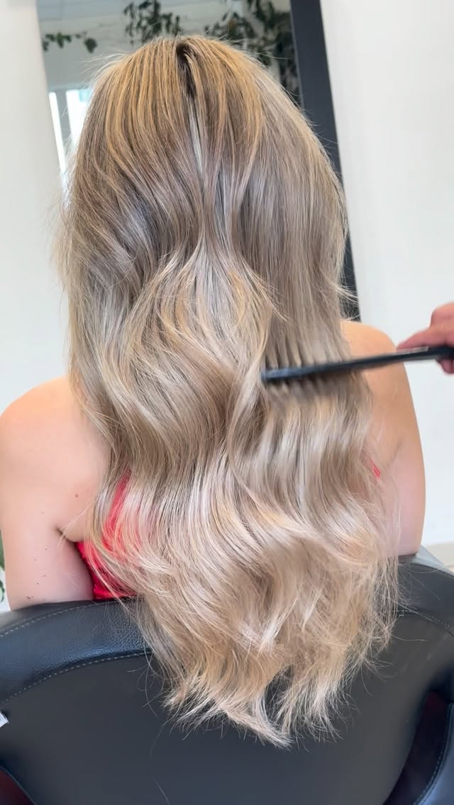 Soft Beige Balayage mit Glanz und weichen Wellen