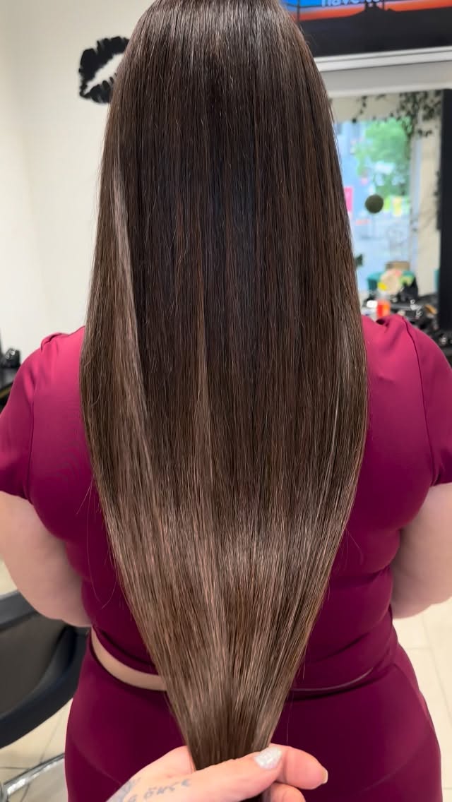 Glänzendes braunes Haar mit Länge nach Haarverlängerung